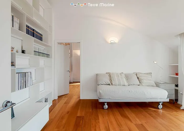 Bay View Home, Terremarine